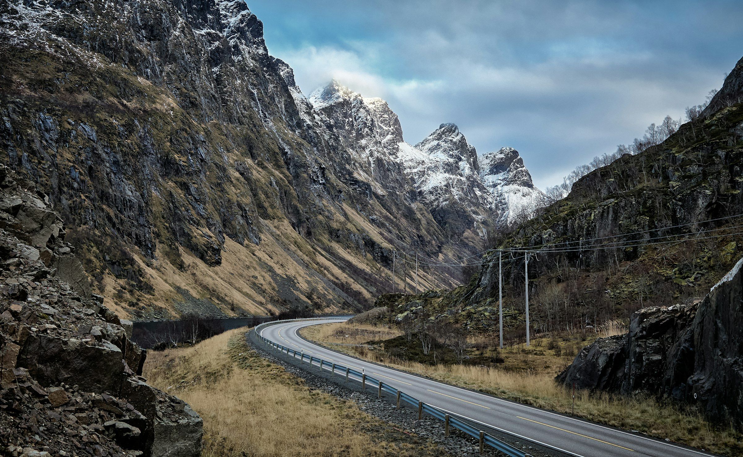 En vei gjennom en dal i Lofoten